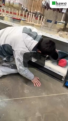 Kunde beim Suchen in den Regalen