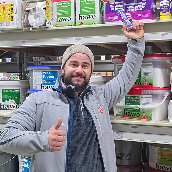 gl&uuml;cklicher Kunde mit seinem Milka Schmunzelhasen in Heidelberg