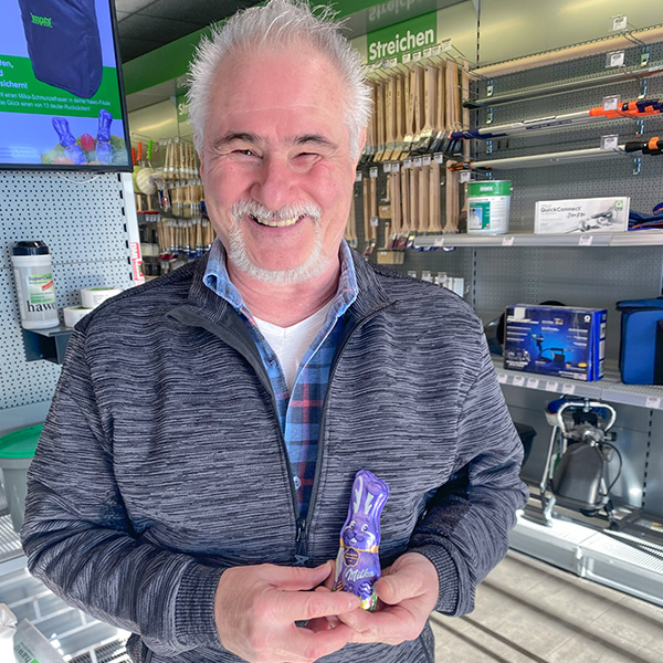 gl&uuml;cklicher Kunde mit seinem Milka Schmunzelhasen in Heppenheim