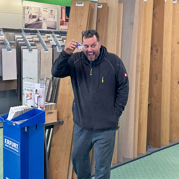 gl&uuml;cklicher Kunde mit seinem Milka Schmunzelhasen in Mannheim