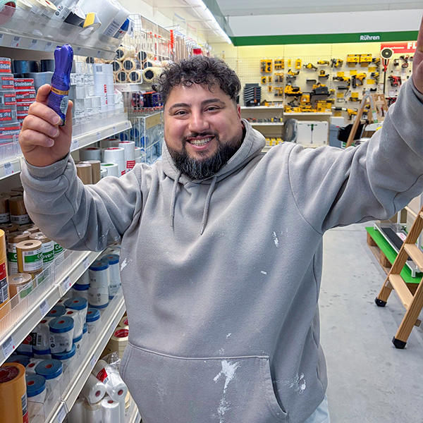 gl&uuml;cklicher Kunde mit seinem Milka Schmunzelhasen in Mainz
