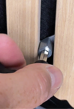 Drehen der Fluegelbefestigung mit dem Innensechskantschuessel