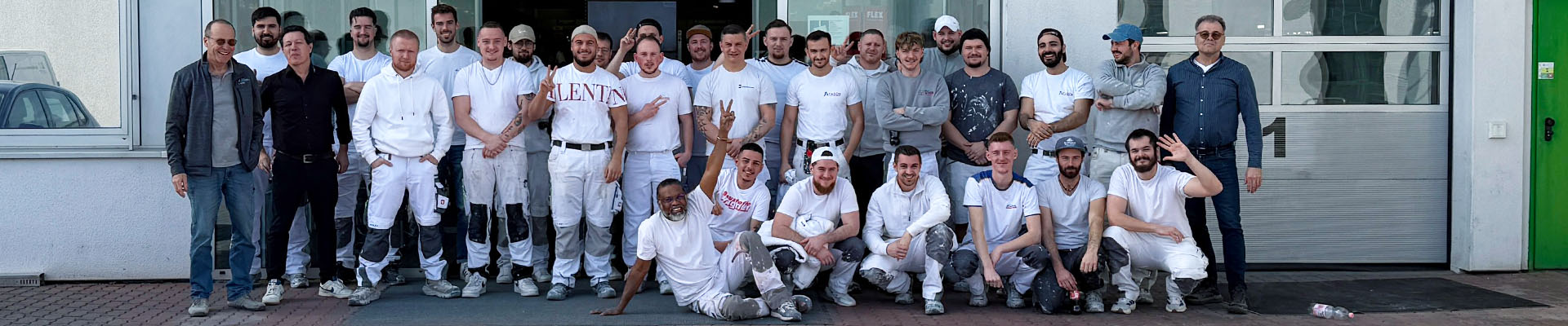 Gruppenfoto mit den Meistersch&uuml;ler vor dem hawo Haupteingang in Heppenheim