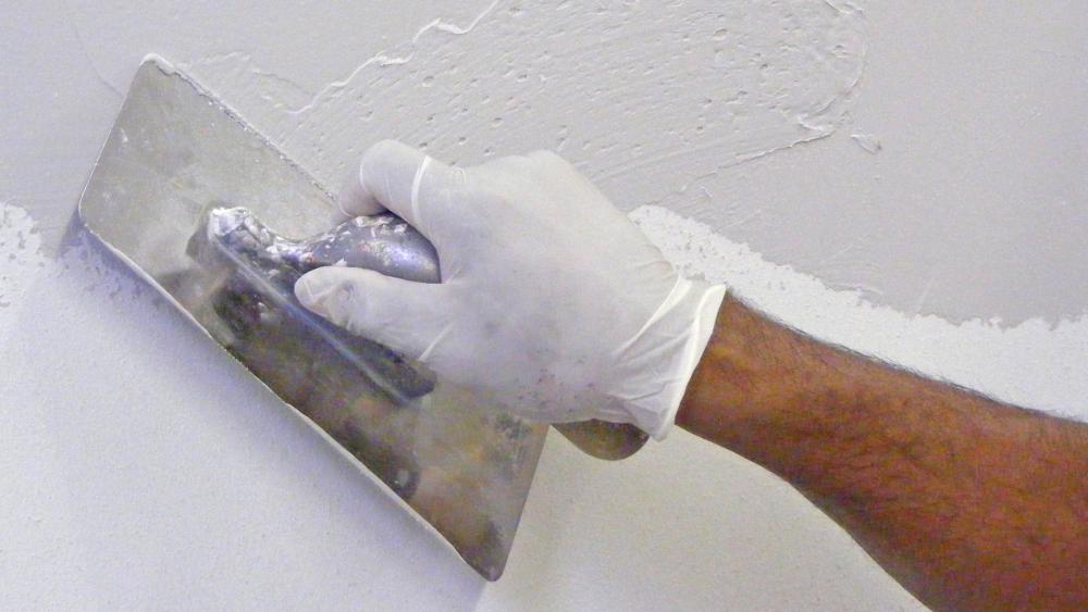 Mit Strukturputz verputzte Wandfrläche