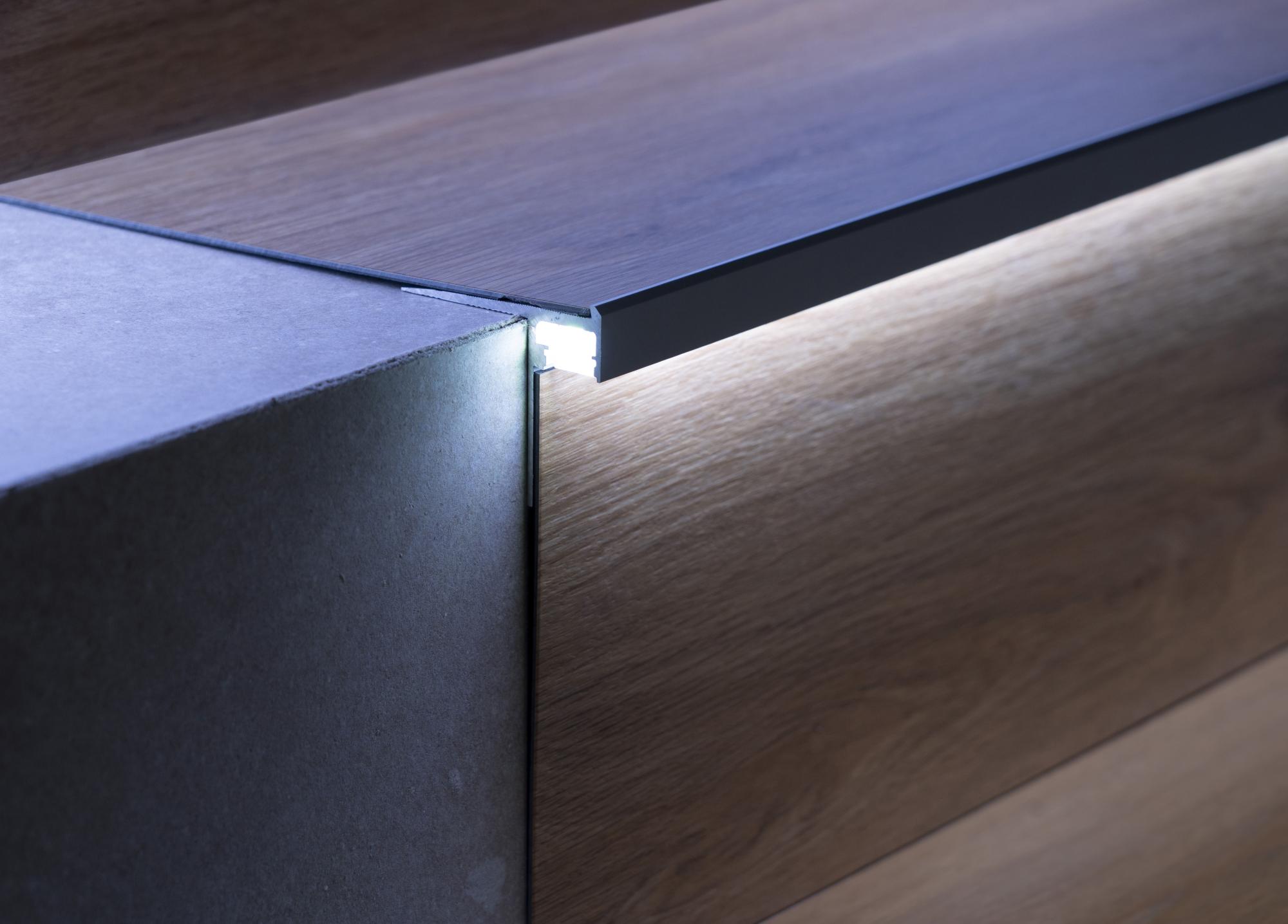 Treppe mit Treppenkantenprofil beleuchtet