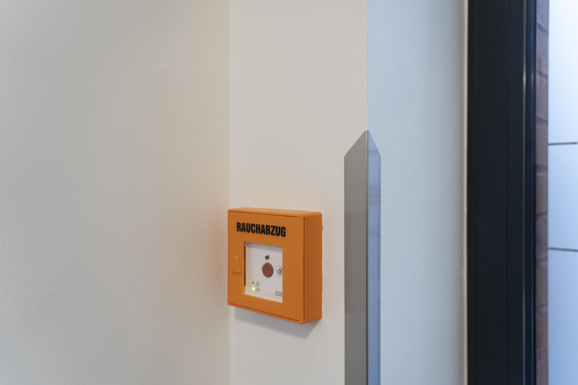 Wandecke bei Brandschutzmelder mit Aliminium-Eckschutzwinkel