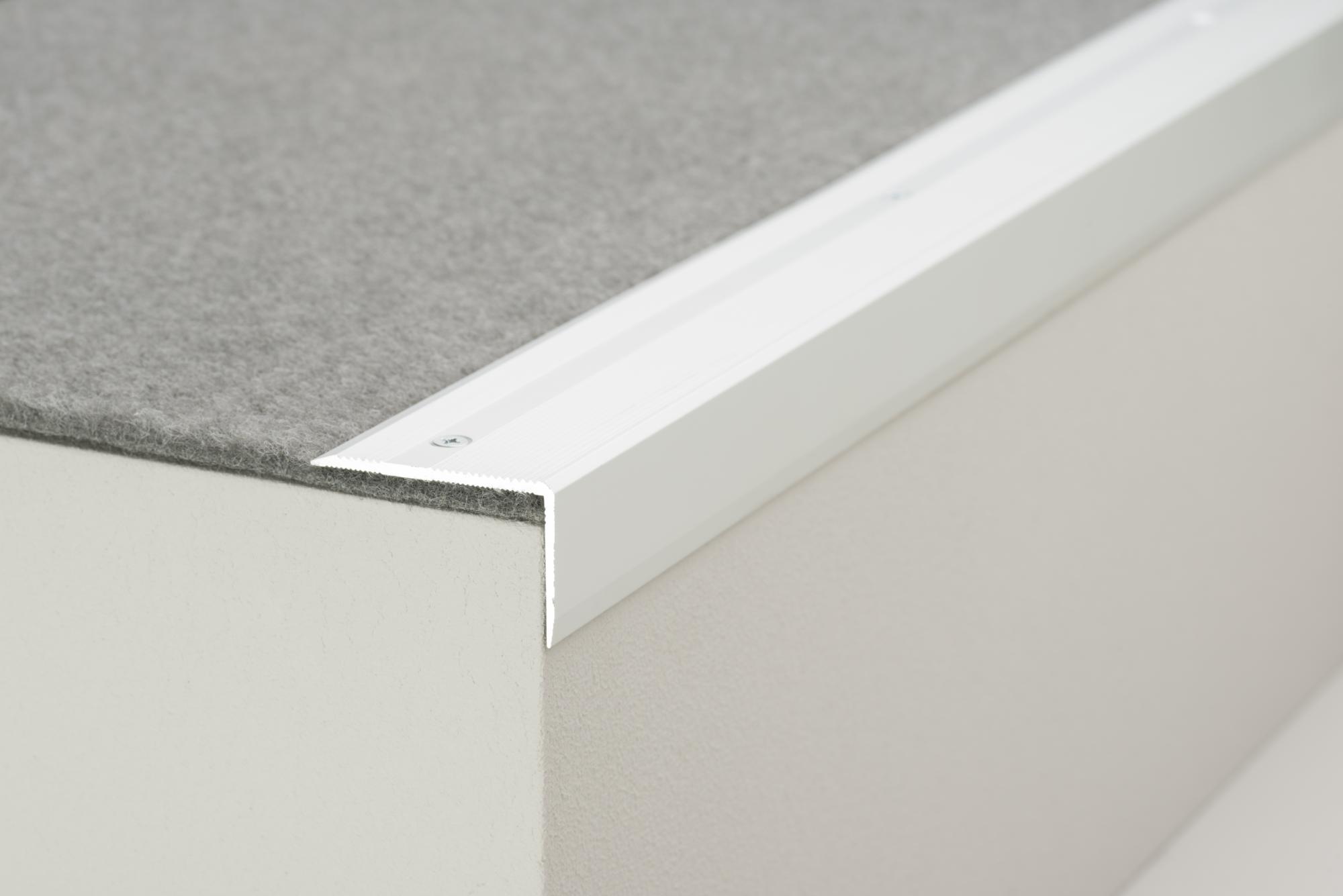 Treppe mit Treppenkantenprofil wei&szlig;