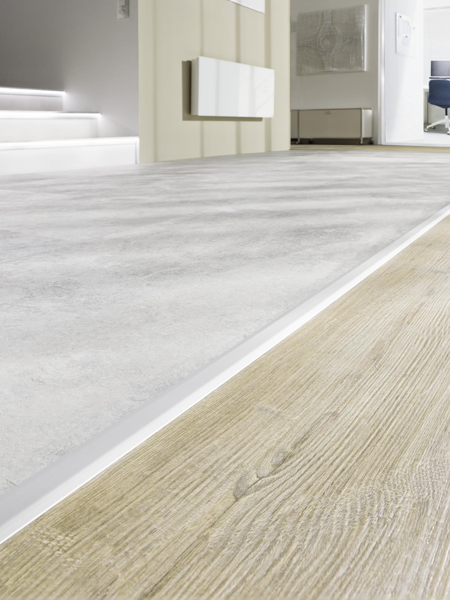 &Uuml;bergang von Venylboden auf Feinsteinplattenboden