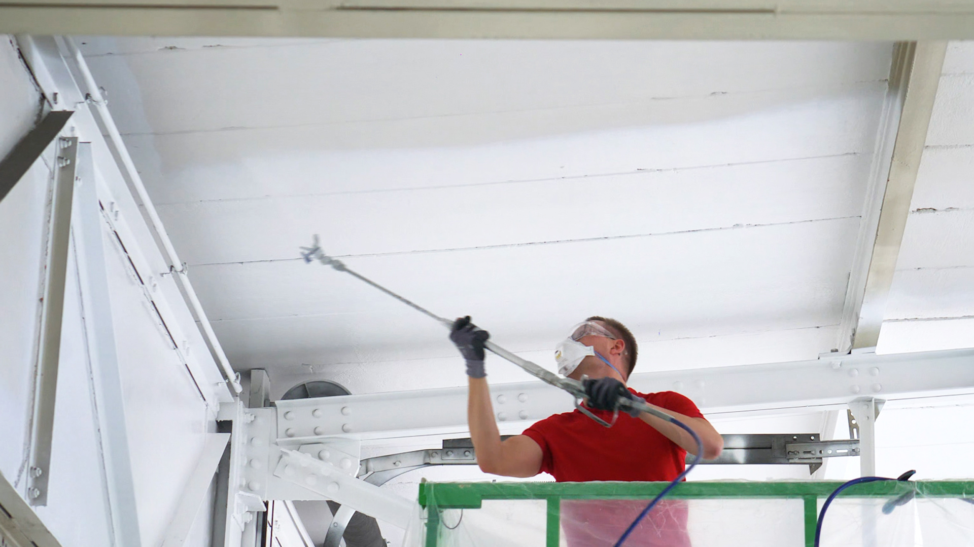 Verarbeitung von hawo Renofix an Wand und Decke im Airlesspritzverfahren