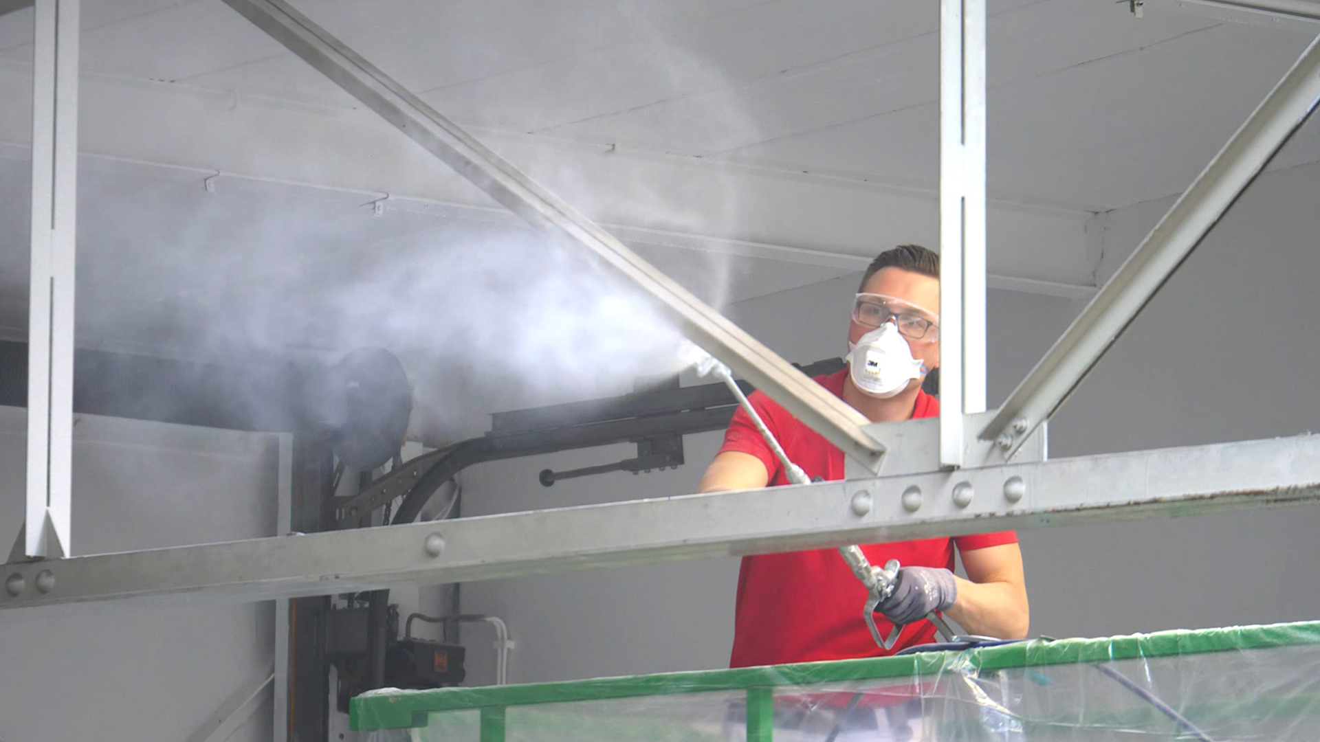 Verarbeitung von hawo Renofix im Airlesspritzverfahren direkt auf Stahl