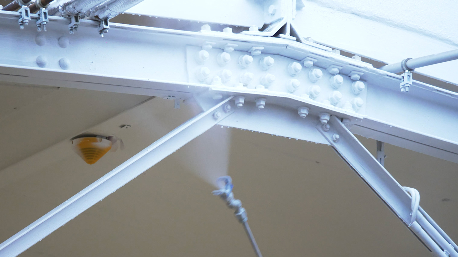 Verarbeitung von hawo Renofix direkt auf Stahltr&auml;ger im Airlesspritzverfahren