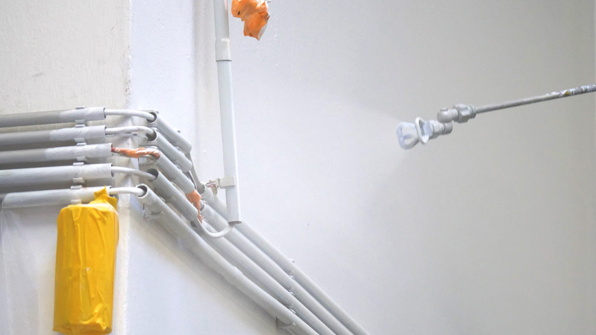 Verarbeitung von hawo Renofix an Wand und Decke im Airlesspritzverfahren