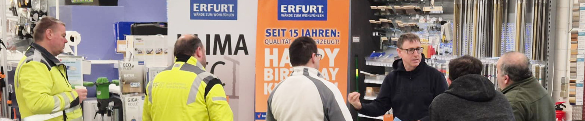 F&uuml;nf Besucher des Handwerkertreff mit ERFURT h&ouml;ren dem Fachberater gespannt zu