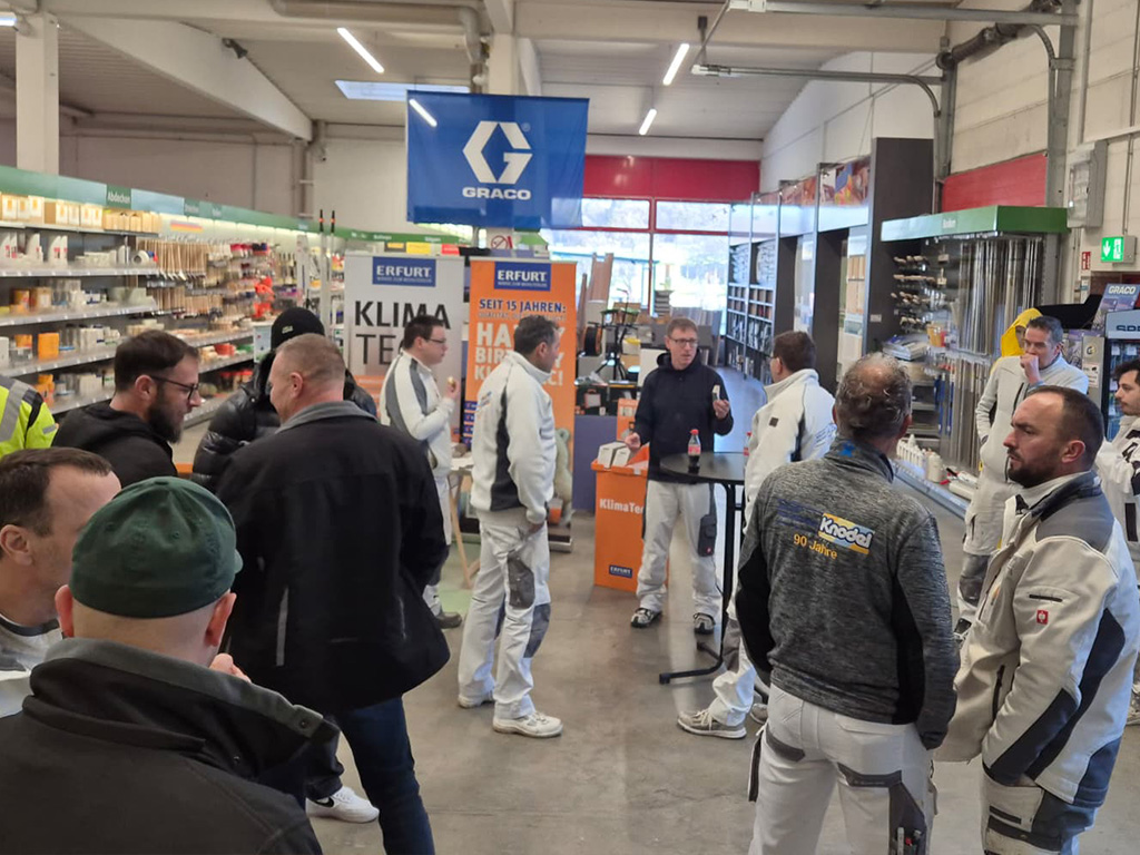 Voller Verkaufsraum bei hawo in Pforzheim - zahlreiche Besucher sind gekommen