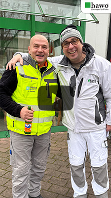 hawo Au&szlig;endienst Dennis Krall mit einem seiner Kunden im Arm - beide lachen fr&ouml;hlich