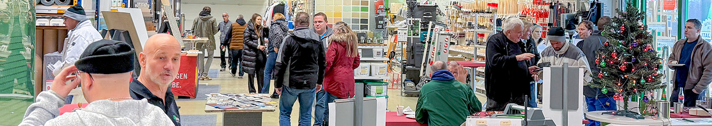 Verkausraum in Ludwighafen voller Besucher der Adventsfeier