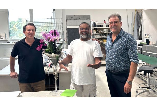 Jubilar Dilip Silva mit Gratulanten Stefan Winkler und Michael Knapheide