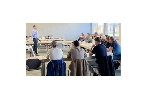 Stefan Winkler mit den Mitarbeitern von der Helmut Pirron GmbH im Tagungsraum in Heppenheim