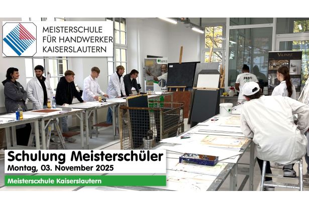 Teilnehmer des Praxis-Seminar im Seminarraum an den Tischen