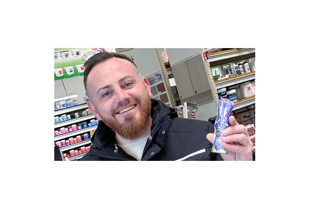 gl&uuml;cklicher Kunde aus Pforzheim mit seinem Milka Schmunzelhasen