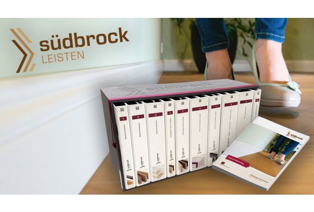 Holtfussboden mit weißer Holzrandleiste - Leisten-Kollektion, Broschüre und Südbrock-Logo im Vordergrund