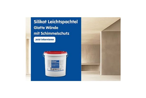 Großes, modernes Wohnzimmer weiß gestrichen mit hawo Superdecker Ultramatt Gebinde im Vordergrund