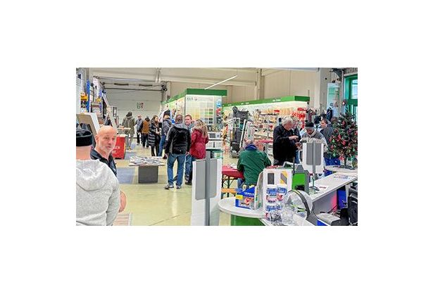 Verkausraum in Ludwighafen voller Besucher der Adventsfeier