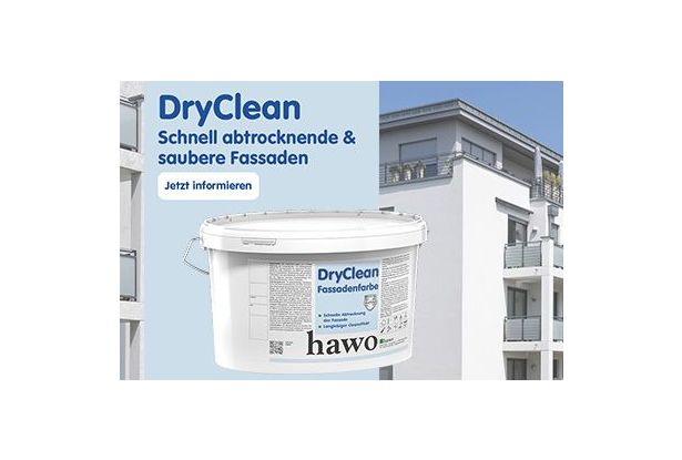 ein wei&szlig;er Wohnblock im Hintergrund, davor ein eimer DryClean - Text: DryClean, schnell abtrocknende und saubere Fassaden, jetzt informieren.