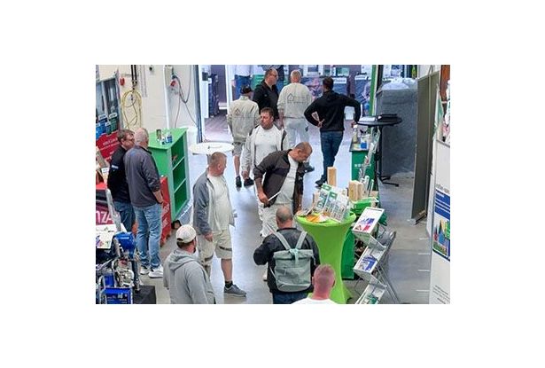 Kunden im Verkaufsraum am Filialfest in Karlsruhe