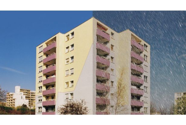 Hochhaus - eine Seite mit sch&ouml;nem Wetter auf der anderen Seite Regen