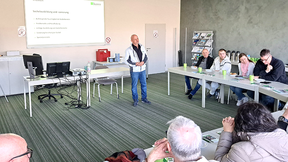 Haus mit verwitterter Holzfront