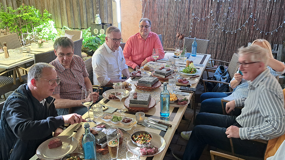 Innungsmitglieder beim gemeinsamen Abendessen