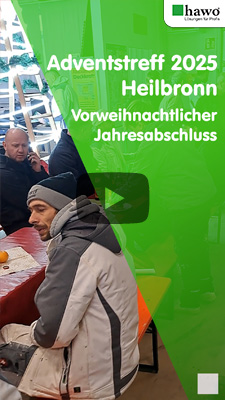 Video zum Adventstreff Heilbronn auf YouTube ansehen Mehrere Personen sitzen an einem Tisch mit Gebäck. Text im Bild: Adventstreff Heilbronn – Vorweihnachtlicher Jahresabschluss.