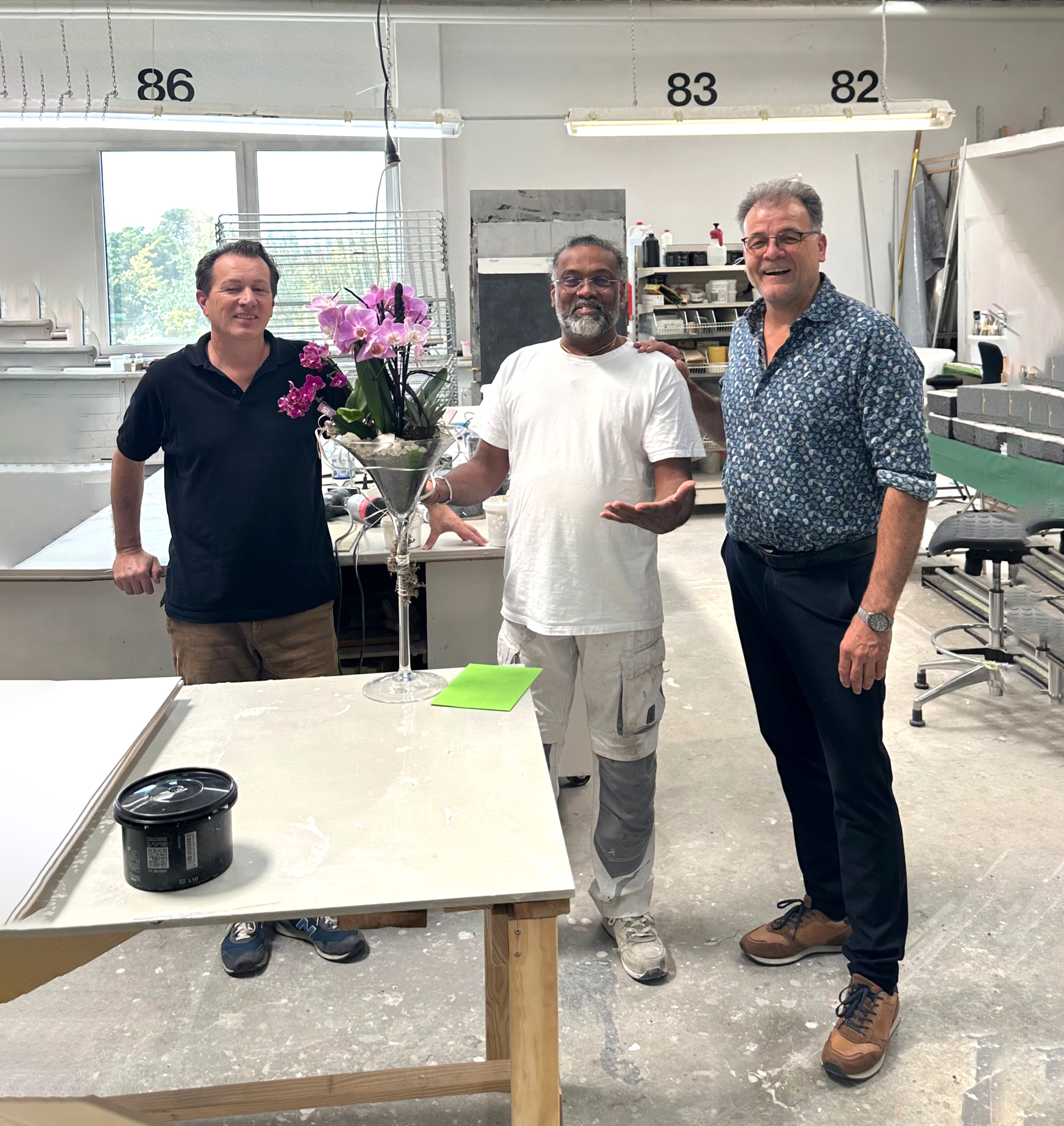 Jubilar Dilip Silva mit Gratulanten Stefan Winkler und Michael Knapheide