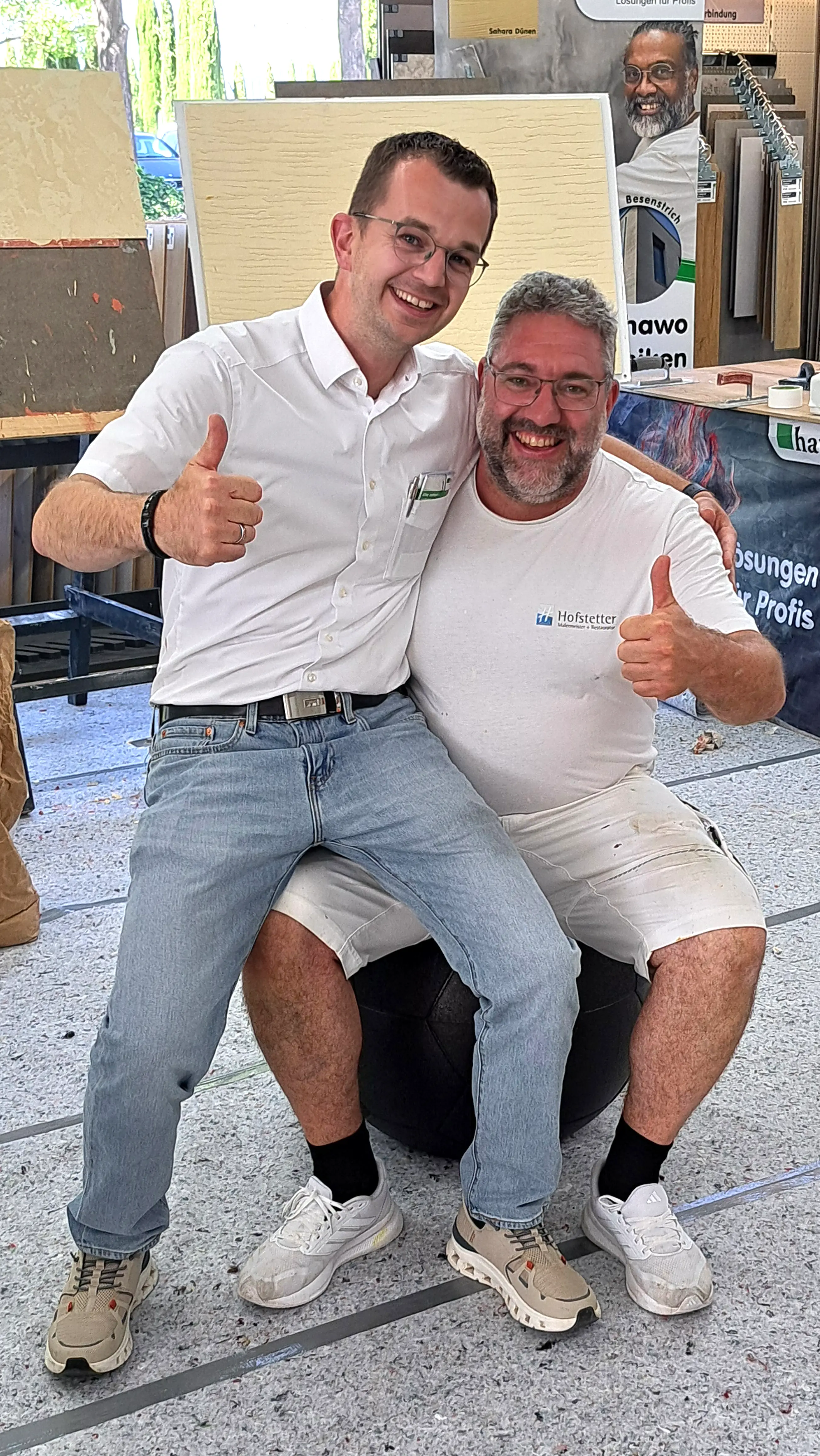 Herr Frank Hofstetter freut sich über Gewinn der hawo Fußballsitz-Isolierbox