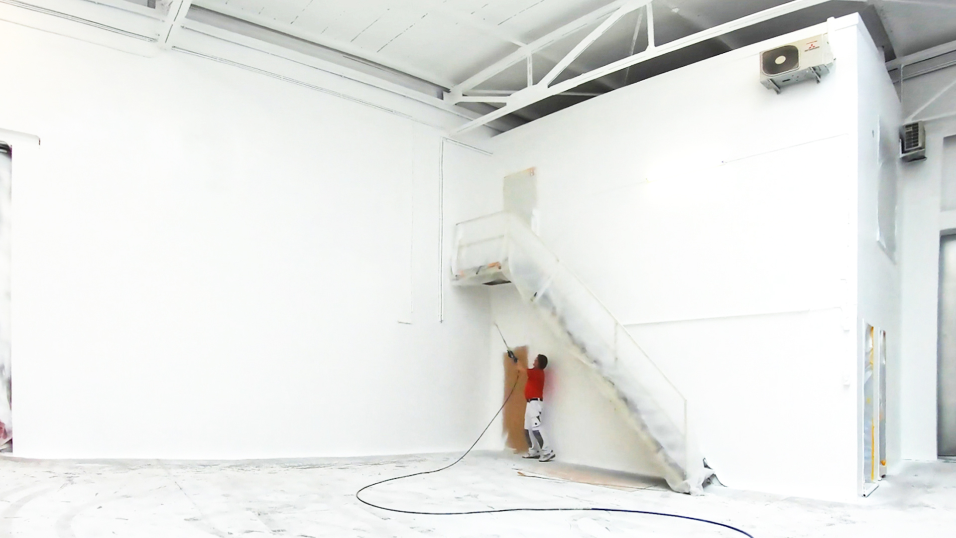 Lagerhalle wei&szlig; gestrichen mit hawo RenoFix