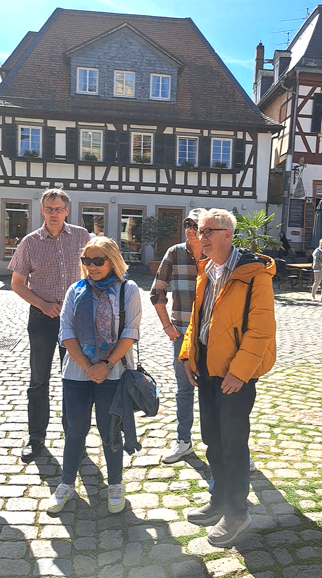 Besucher bei Stadtf&uuml;hrung in der Altstadt von Heppenheim