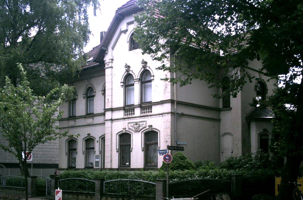 altes Haus mit ziemlich viel Bewuchs drum herum