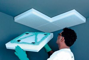 Anbringen von EPS-Deckendämmplatten mit hawo Dämmstoffkralle und Klebeschaum an Decke