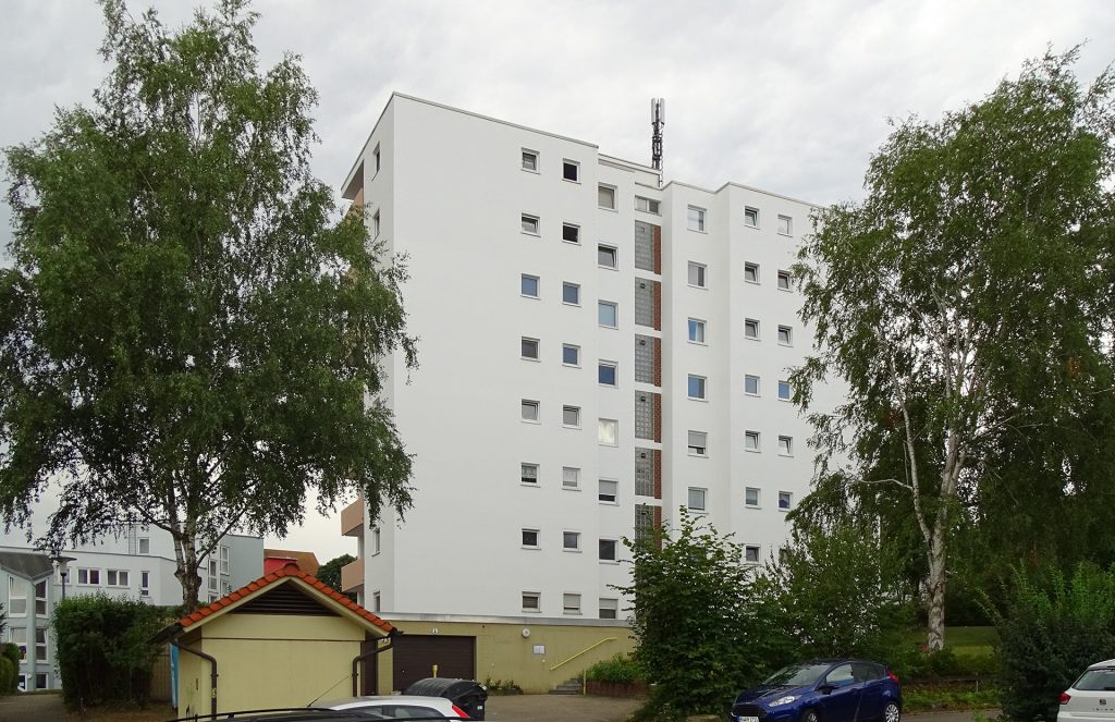 Achtst&ouml;ckiger wei&szlig;er Wohnblock