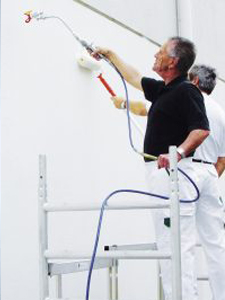 Bernd Sch&auml;fer und Hans Neund&ouml;rfer beim beschichten einer Fassade mit dem Nebel-Armen-Spritz System