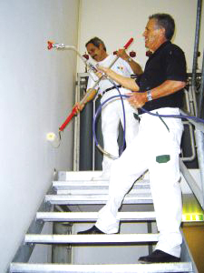 Bernd Sch&auml;fer und Hans Neund&ouml;rfer beim beschichten eines Treppenhauses mit dem Nebel-Armen-Spritz System 