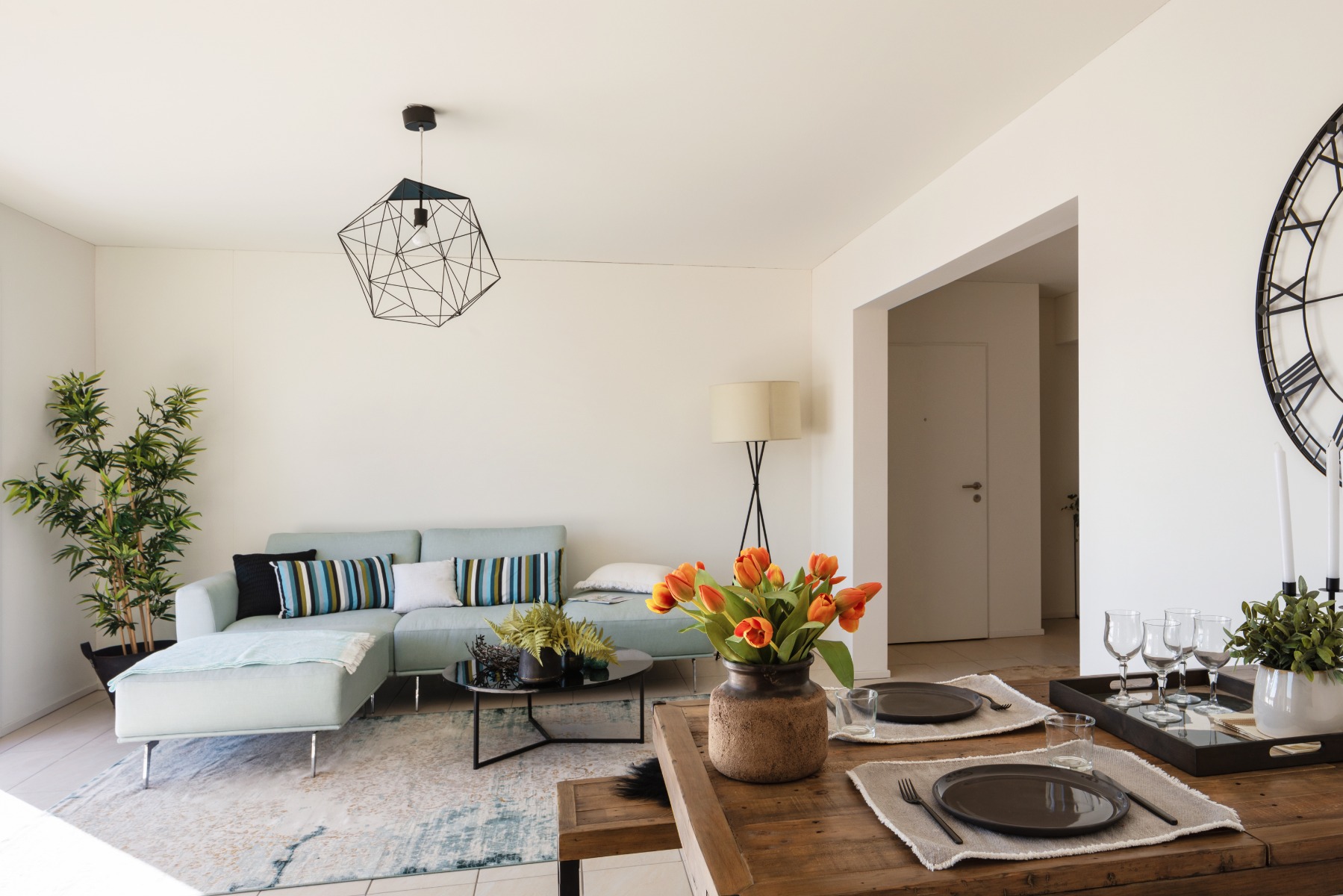 Wohnzimmer mit moderne Coach und braunem Holz-Esstisch, ockerfarben gestrichen