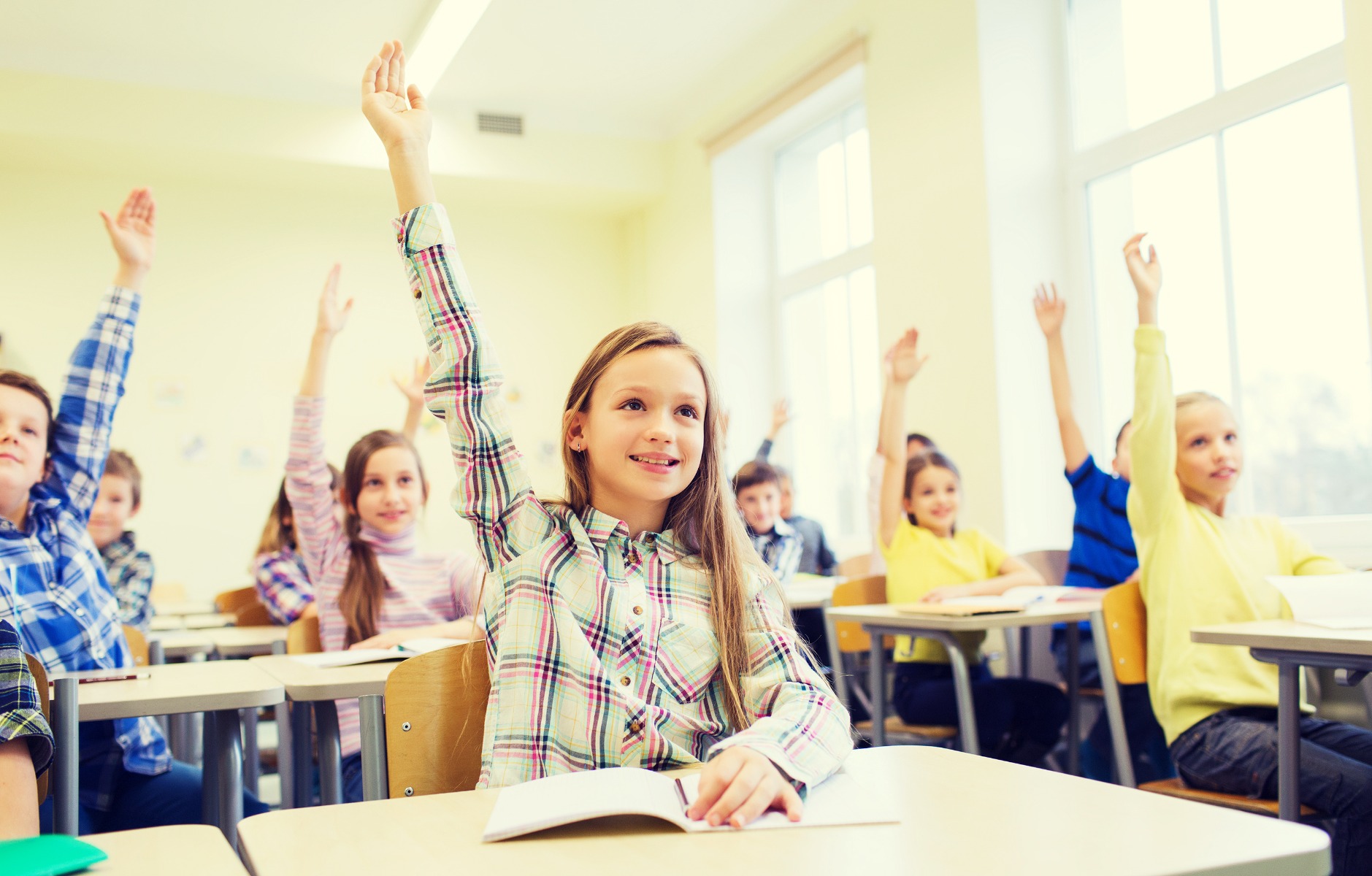 Schulklasse mit sich meldenden Kindern