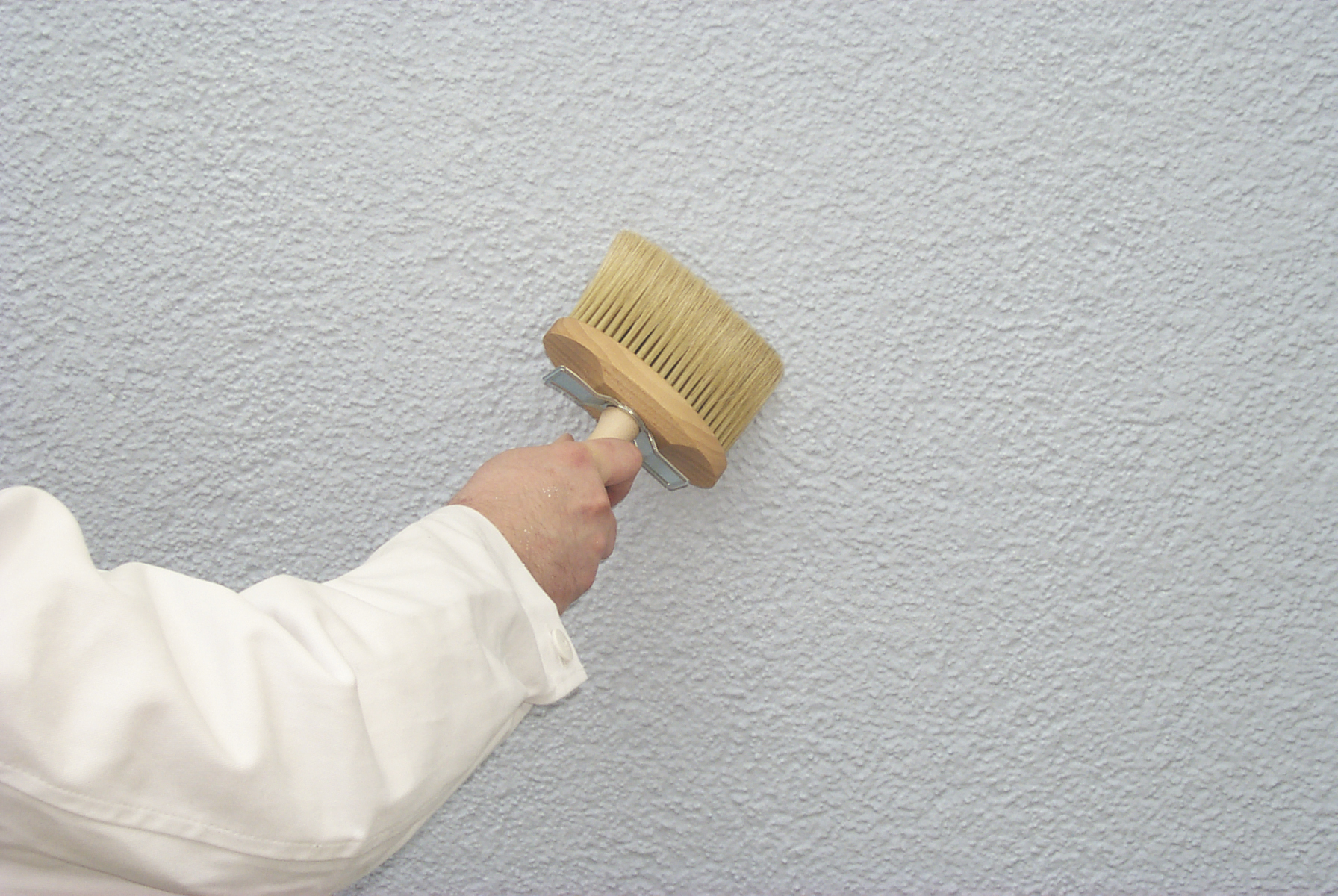 hawo Tiefgrund W mit Bürste auf Wand auftragen