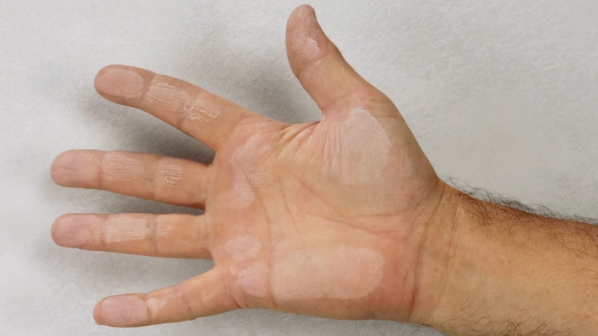 Hand ist nach Streichen über Wand verschmutzt - eindeutiges Anzeichen für Kreidung der Wand