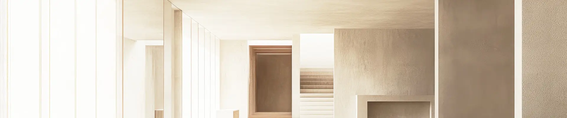Großes, modernes Wohnzimmer weiß gestrichen