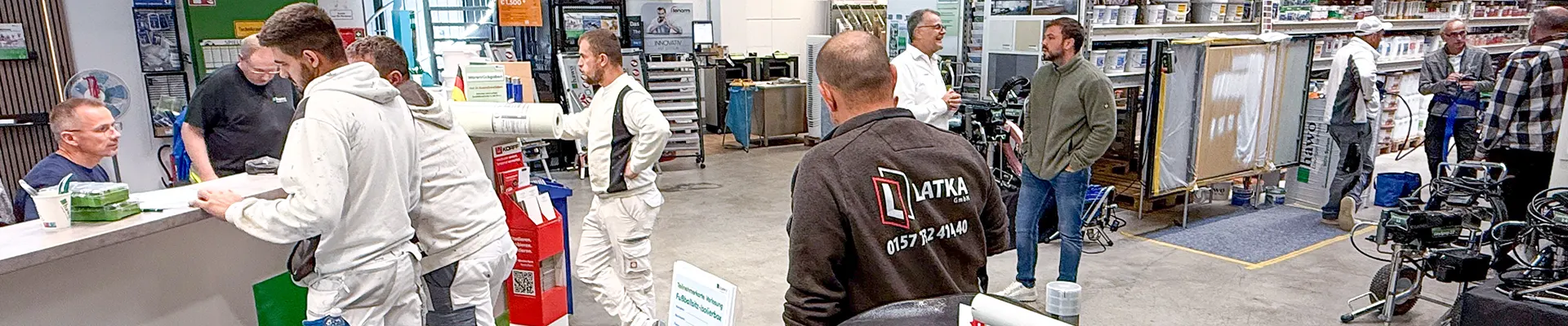 Kunden im Verkaufsraum am Filialfest in Karlsruhe
