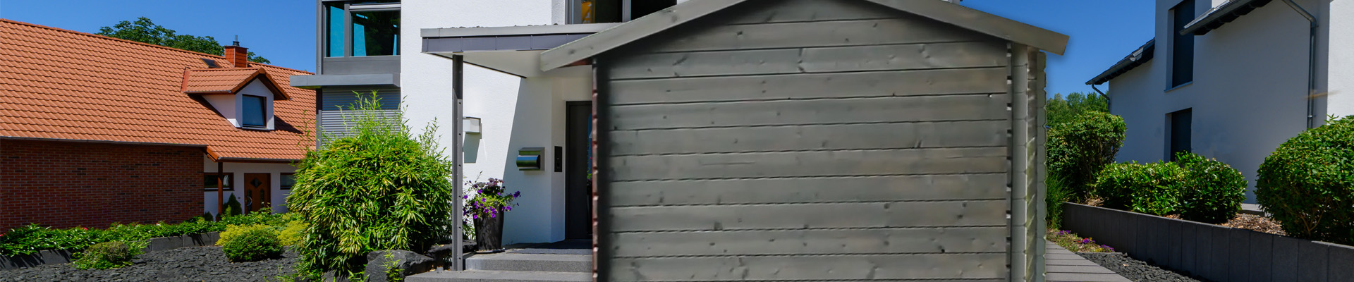grau gestrichene H&uuml;tte vor einem Haus
