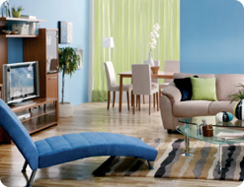 Wohnzimmer mit blauer Wand